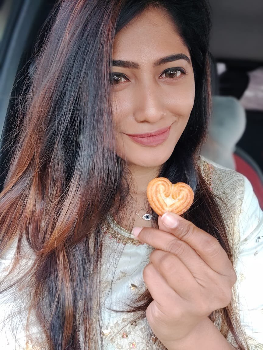 iMariaJuliana's tweet photo. When we fulfill our function, which is to truly love ourselves and share love with others, then true happiness sets in. any takers for my little heart ?!
#favsnack #mariajuliana #biggbossultimate #julie https://t.co/YULwhdGkZJ