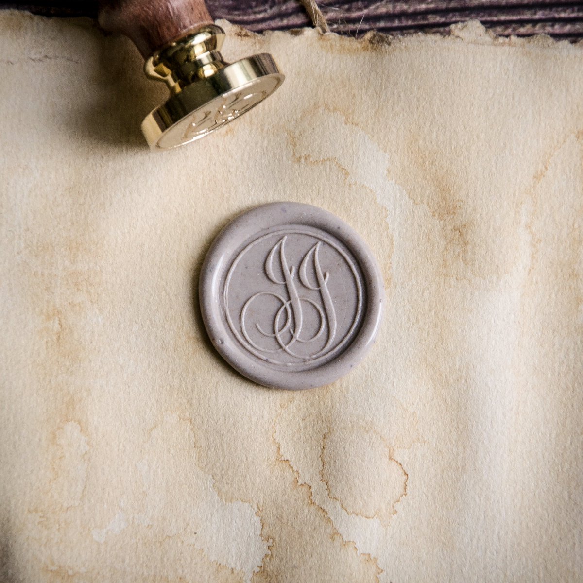 A great gift for a wedding! #WaxSeal stamp with newlyweds #initials.

Puiki dovana vestuvių proga! Vaškinis #spaudas su jaunavedžių inicialais.

#Antspaudukai #Stamp #Stamps #Stamping #WoodBox #Dovana #Gift #Monogram #CustomStamp #WeddingGift #Vintage #VaskinisSpaudas  #jj