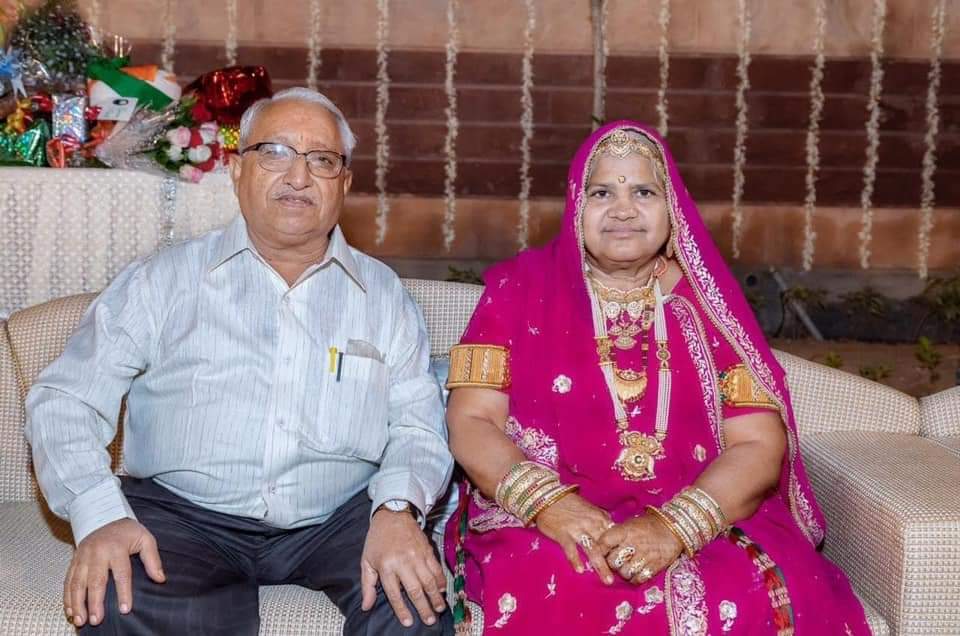 आज माताजी-पिताजी की शादी की 45वीं सालगिरह पर हार्दिक शुभकामनाएँ। सेवा की प्रतिमूर्ति है हमारे माताजी-पिताजी। हम दोनों भाई जो कुछ भी हैं उन्हीं के कारण हैं।