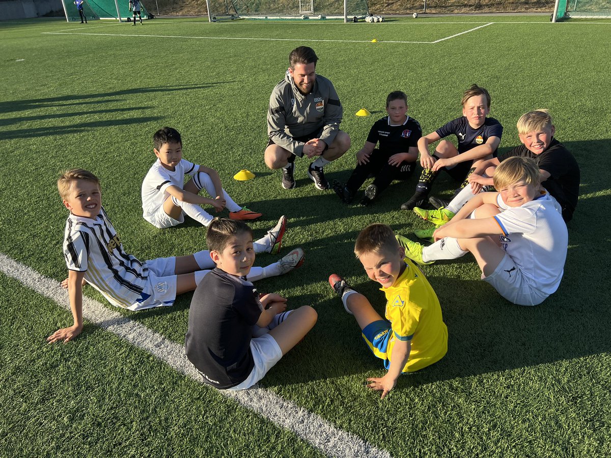 godset's tweet photo. Onsdag var @larsjorgen96, @JohanHove, @coacharnott, Aaron og Wibe på besøk hos @SvelvikIF. 

🎖Svelvik er blitt kvalitetsklubb og markerte det med Blåtime og treningsøkt.

Gratulerer til Svelvik og tusen takk for en strålende kveld på Solbakken.⚫️⚪️🔵 https://t.co/2dUnRijiOQ