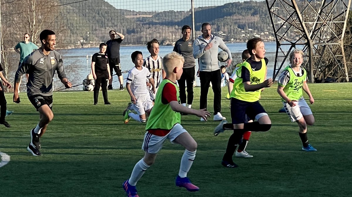 godset's tweet photo. Onsdag var @larsjorgen96, @JohanHove, @coacharnott, Aaron og Wibe på besøk hos @SvelvikIF. 

🎖Svelvik er blitt kvalitetsklubb og markerte det med Blåtime og treningsøkt.

Gratulerer til Svelvik og tusen takk for en strålende kveld på Solbakken.⚫️⚪️🔵 https://t.co/2dUnRijiOQ