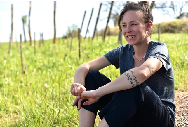 Montagnecorreze's tweet photo. #portrait 
A Saint-Julien-Maumont (Corrèze), Annabelle Hardy plante un vignoble à son image.
https://t.co/ICYN5p15px https://t.co/mlRQvVnxgp