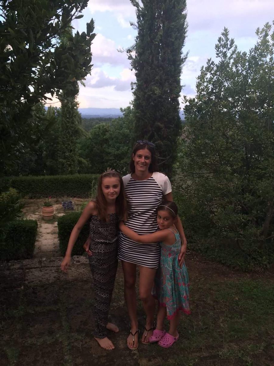 nuclearkitface's tweet photo. Sister 39th birthday today. She's single. Going to gift her a husband with your help. Apply to wife below 👇 https://t.co/0TDDvfZONy
