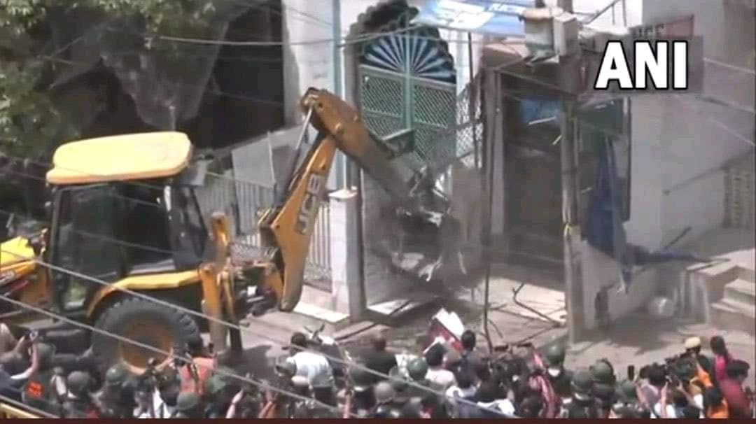 Violating SC order bulldozer jurisprudence on its peak.
Ground zero #jahangirpuri Mosque.