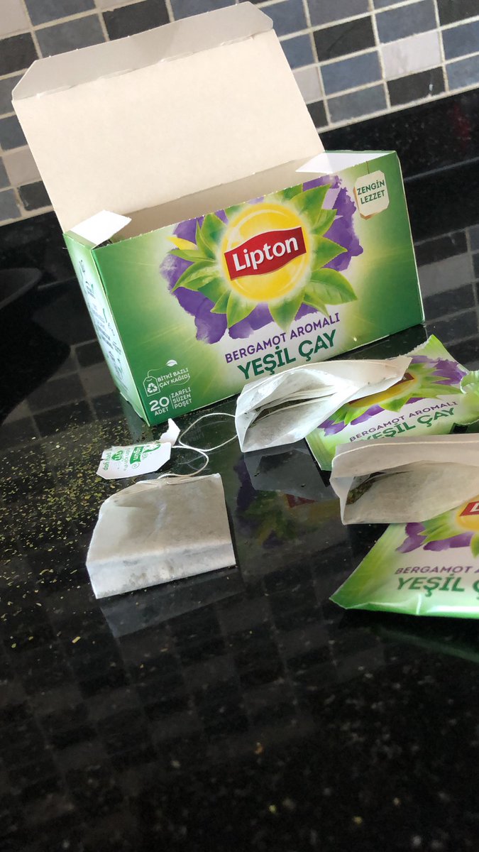 sez_in_'s tweet photo. @LiptonTurkiye dün Migrostan satın aldığım ürününüz üretim hatalı, 1-2-3 derken paketi açılan her poşetten çay dökülüyor, iç taraftaki birleşim yeri açık; yani bu kutu resmen çöp oldu… Haydi bakalım… https://t.co/clKJY24pu3