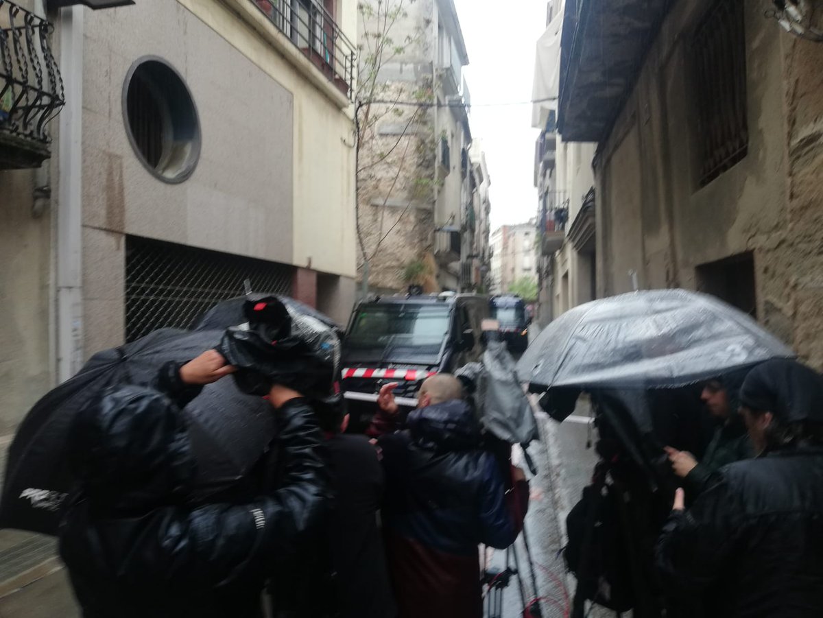 CONTINUA L'ESCORCOLL en un domicili del carrer Sant Sebastià d'Igualada amb la presència del presumpte autor de la violació de la menor a Igualada del passat 1 de novembre radioigualada.cat/lacarta/ultima…