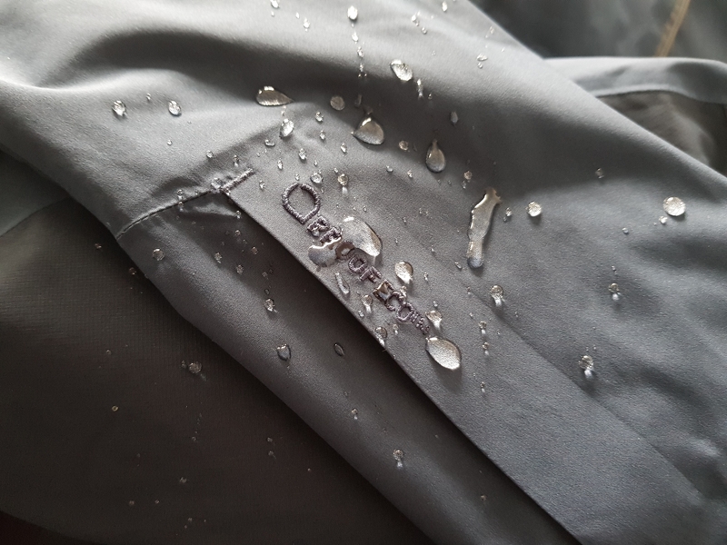 bergvolkNET's tweet photo. RT gipfelwelt: Die hauseigene Membran PROOF von Haglöfs macht Bekleidung wasserdicht und winddicht. Dabei verspricht sie eine hohe Atmungsaktivität. Hier mein Test. #Archiv #Testbericht #ASICS #atmungsaktiv #Funktionskleidung #Funktionsmaterial #Funktion… https://t.co/knxvCxTi9t
