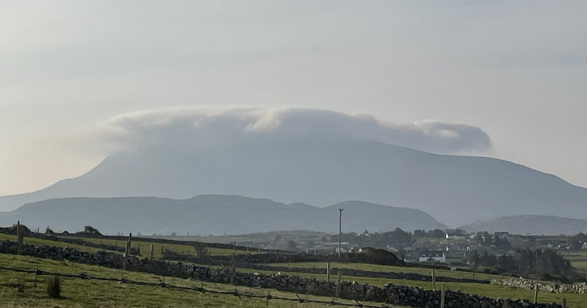 Cloud topped Muckish this morning. @100DaysOfWalkin @DiscoverDonegal @DonegalMaps @govisitdonegal @StormHour @ThePhotoHour @CountyDonegal @GoToIreland