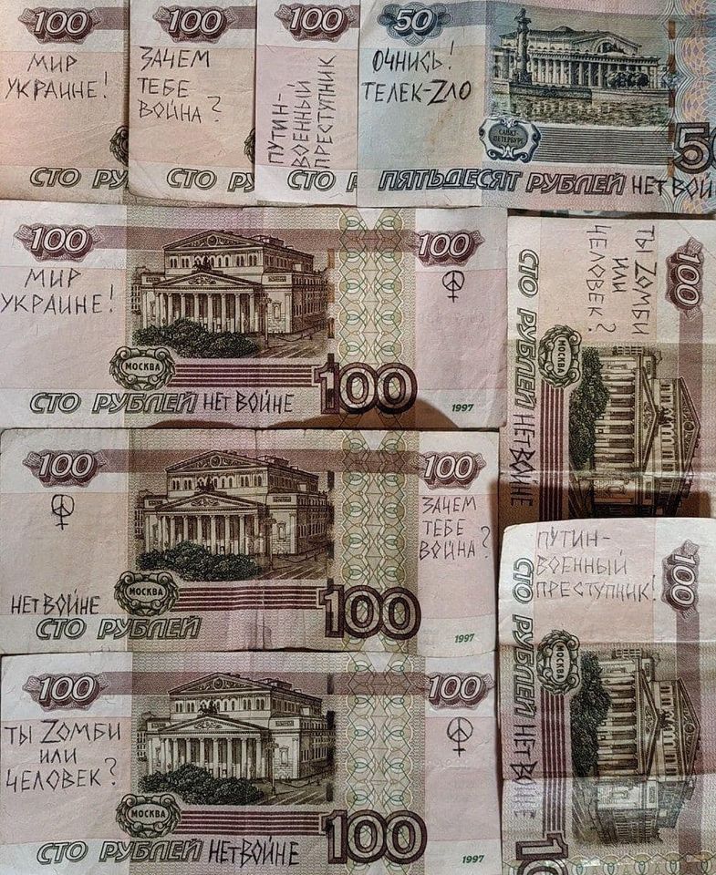 KKronvall's tweet photo. Tällaistakin on sodan hiljainen vastustaminen Venäjällä. Ihmiset kirjoittavat seteleihin erilaisia viestejä, kuten "miksi sinulle sota" "rauha Ukrainaan" "Putin on sotarikollinen" ja "oletko zombie vai ihminen?" https://t.co/WXcZ5BPftS