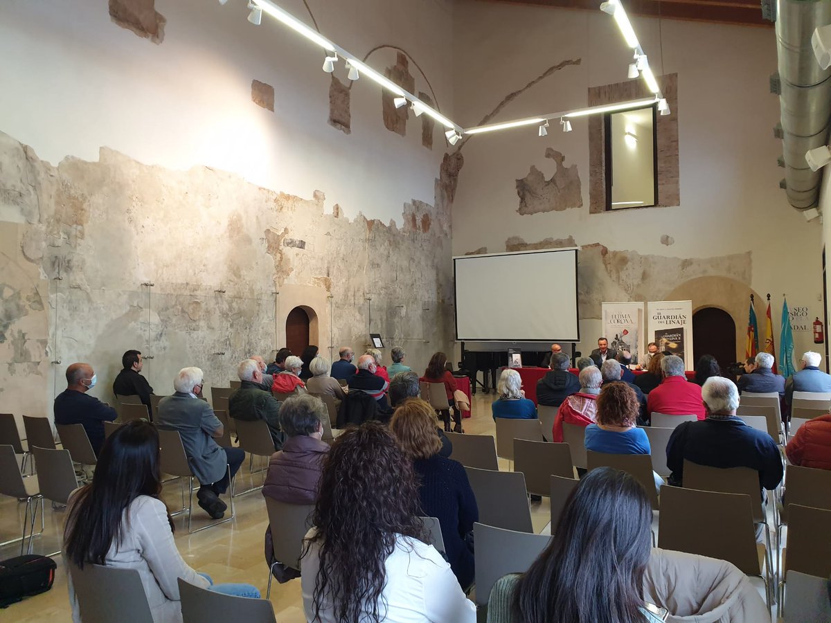 ayto_riba_roja's tweet image. CULTURA
▶️L'alcalde de Riba-roja, Robert Raga, va assistir ahir a la presentació del llibre📖"La última corona", de Ricardo J. Montés. Esta novel·la inicia la llegenda del Dux Tebdemir👑, personatge que va marcar la història de la nostra ciutat.

#història #visigots #PladeNadal