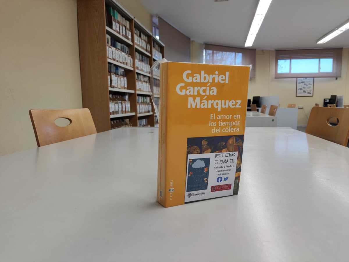 BucVet's tweet photo. Hoy hay #Lluviadelibros 📚🌧️📚🌧️en @VeterinariaUCM 
¿Nos cuentas con cuál te has encontrado?🧐
@BComplutense @unicomplutense https://t.co/xmimMjXgEq