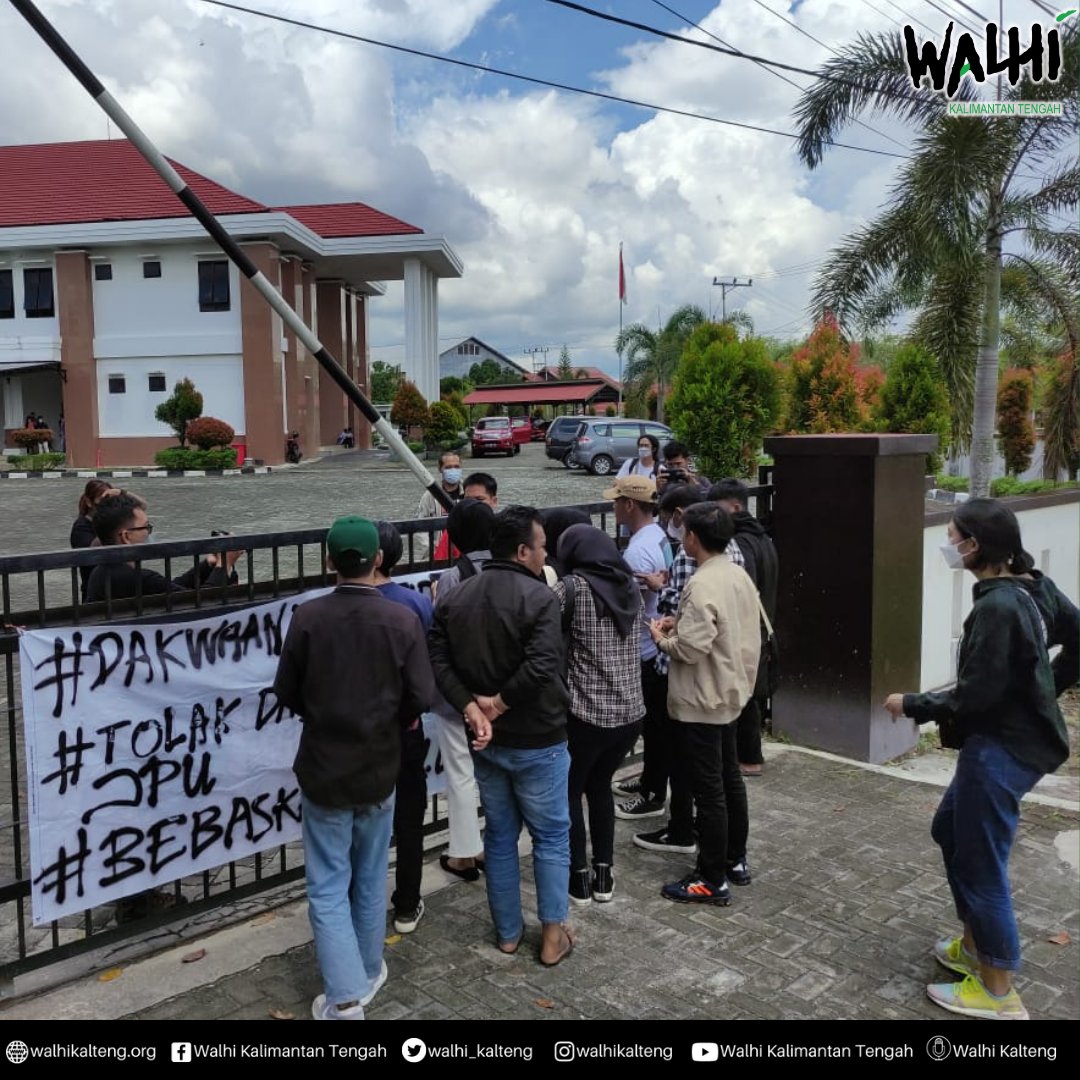 walhi_kalteng's tweet photo. Gerakan Solidaritas untuk Kinipan (GERSTUK) kembali melakukan aksi damai di depan Gedung TIPIKOR Kota Palangka Raya pada Kamis, 21 April 2022.

#savekinipan #bebaskanwilemhengki #savemasyarakatadat #kaltengtolakdeforestasi #harikartini https://t.co/TLDrayyIJS