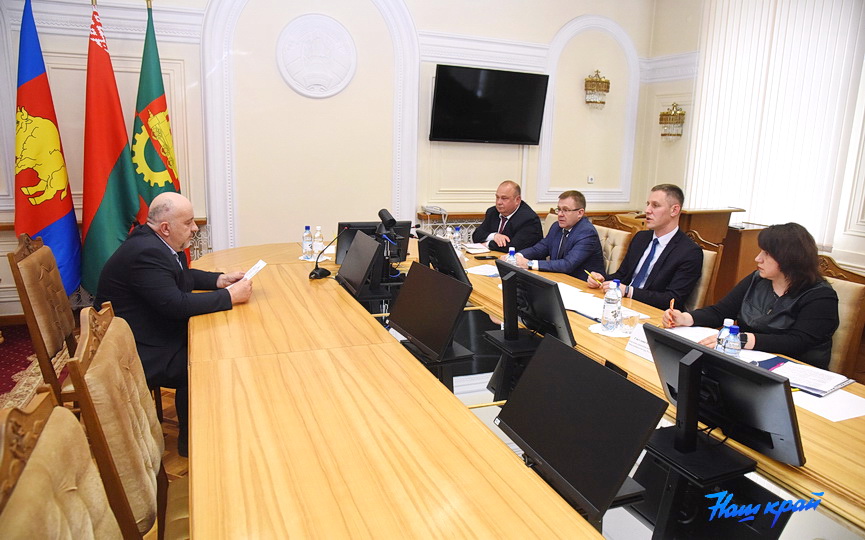 Министр архитектуры и строительства Руслан Пархамович провел личный прием граждан в Барановичах

mas.gov.by/ru/news_ru/vie…