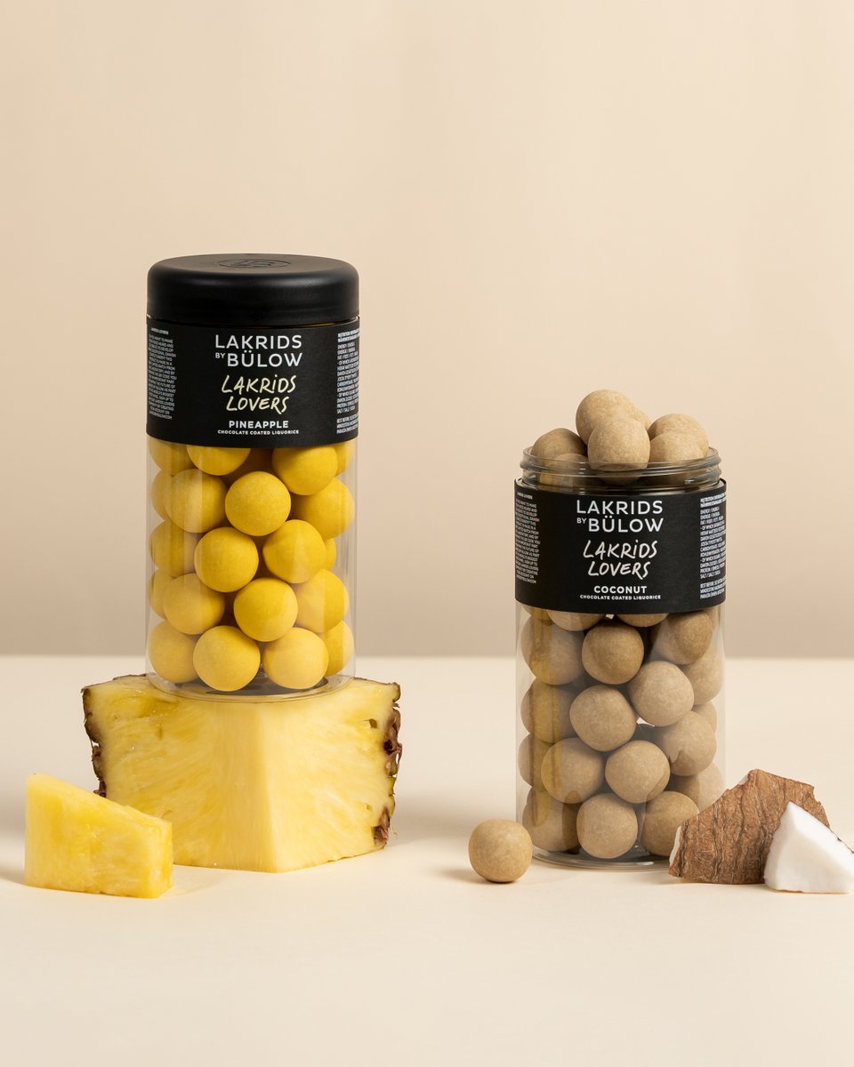 New LAKRIDS LOVERS editions, PINEAPPLE and COCONUT 🍍🥥

Our COCONUT offers sweet liquorice, soft milk chocolate, grated, crunchy coconut and a crispy sugar shell.
With PINEAPPLE, enjoy the exotic fruit with sweet liquorice, creamy white chocolate and a crispy sugar shell.