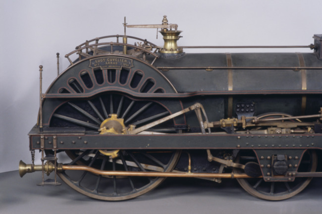 ArtsetMetiers's tweet photo. #ceJourLà. Hélène #Cuvelier décédée en 1905 léguait au musée un modèle de locomotive Crampton n°128 « Turenne ». Dotée d'un système qui leur assure la stabilité, les #Crampton sont très appréciées en France. En 1848, la compagnie des chemins de fer du Nord en commande une série. https://t.co/TbE0pQqMeh