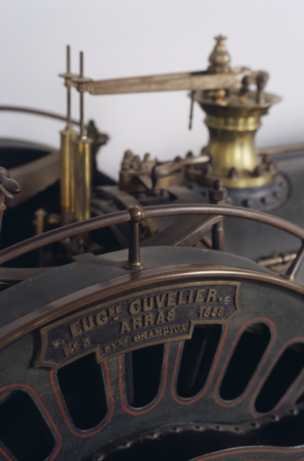 ArtsetMetiers's tweet photo. #ceJourLà. Hélène #Cuvelier décédée en 1905 léguait au musée un modèle de locomotive Crampton n°128 « Turenne ». Dotée d'un système qui leur assure la stabilité, les #Crampton sont très appréciées en France. En 1848, la compagnie des chemins de fer du Nord en commande une série. https://t.co/TbE0pQqMeh