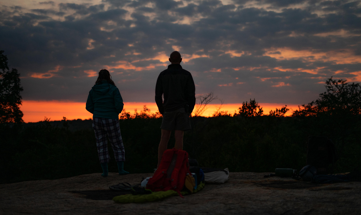 EcoTraining's tweet image. One of the fun activities when doing the 55-day Field Guide course, sleepout in the African Bush!! 🌞🌱

Nothing beats the magical feeling when waking up with the rise of the sun and being surrounded by all of nature. 

📷 Christoff Els

#FGASA #CATHSSETA #EcoTraining