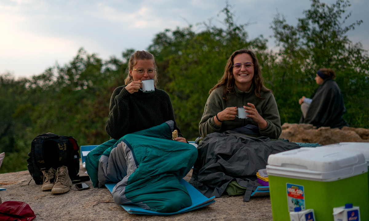 EcoTraining's tweet image. One of the fun activities when doing the 55-day Field Guide course, sleepout in the African Bush!! 🌞🌱

Nothing beats the magical feeling when waking up with the rise of the sun and being surrounded by all of nature. 

📷 Christoff Els

#FGASA #CATHSSETA #EcoTraining