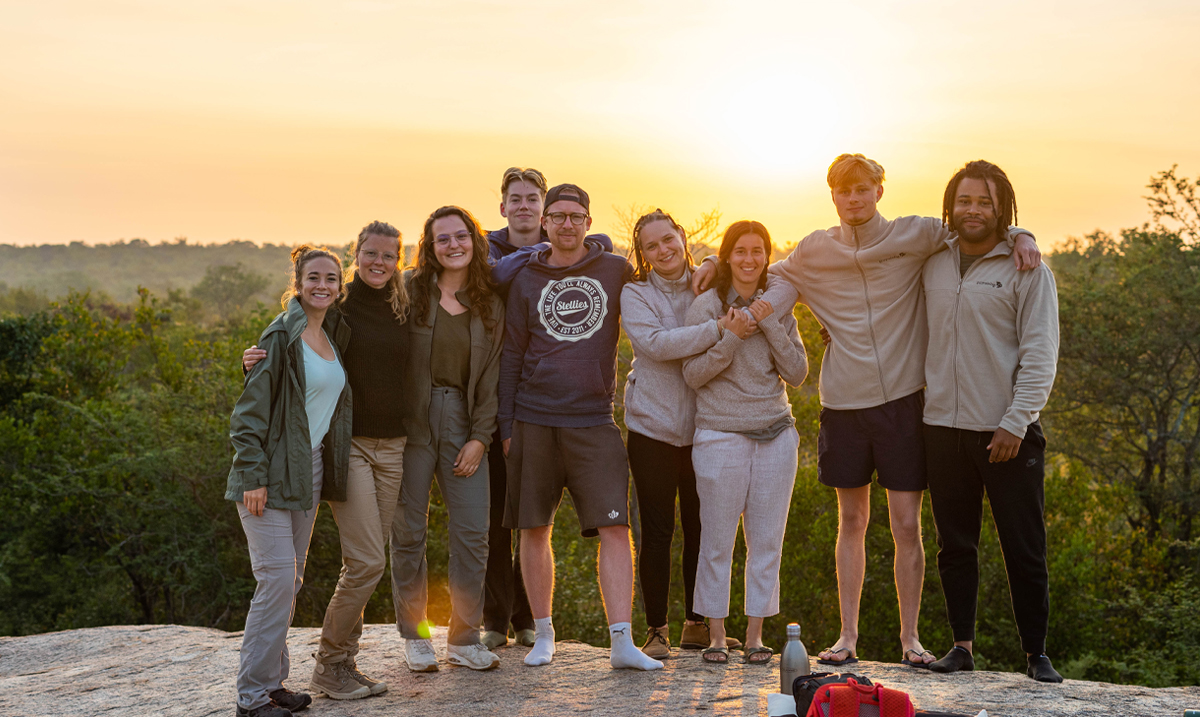EcoTraining's tweet image. One of the fun activities when doing the 55-day Field Guide course, sleepout in the African Bush!! 🌞🌱

Nothing beats the magical feeling when waking up with the rise of the sun and being surrounded by all of nature. 

📷 Christoff Els

#FGASA #CATHSSETA #EcoTraining