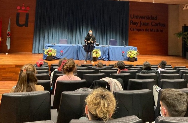 URJCcientifica's tweet photo. ⏰ Cuenta atrás para el concurso #MonologosURJC

Los 11 finalistas que participarán en el certamen han realizado el ensayo general en el Salón de Actos de la Biblioteca del Campus de Madrid, escenario de la gala final📆 el 27 de abril.

#monologosvical @FECYT_Ciencia @CienciaGob https://t.co/djQ2quzBAF
