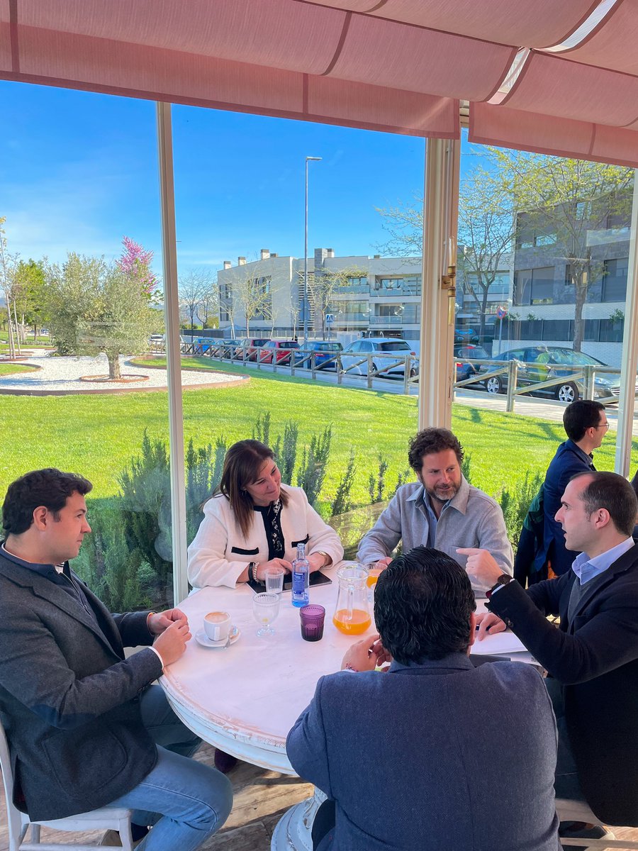 madridesnoticia's tweet photo. 🔴 Empieza el encuentro de Madrid es Noticia con los alcaldes y alcaldesa de #LasRozas, #Boadilla y #Pozuelo para hablar de los principales temas de actualidad 🧵👇🏼. https://t.co/mRXMz0qUGY