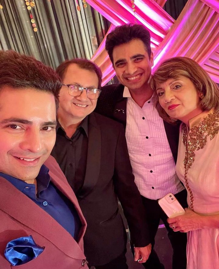 Behna ki engagement 💍 
Heartiest Congratulations @vanivarma and Ankit 🤗❤️
.
.
.
Styled by: @yashasvisingh19
Wearing: @dapperanddare.in 
Shoes : @tresmode Beautiful pictures ❤️ Rockstar Kove and Kugs 😘🤗 #KaranMehra @realkaranmehra @aj_mehra53 @Heena_dreamer @DREAMER_PRAGATI