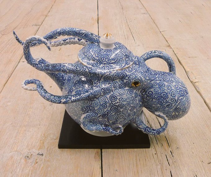 womensart1's tweet photo. Octopus Teapot by Japanese ceramic artist Keiko Masumoto. The Akkorokamui is a gigantic octopus creature in Japanese Ainu folklore, believed to have powers to heal and the ability to bestow knowledge #FolkloreThursday #NationalTeaDay https://t.co/xl11ExKUXd