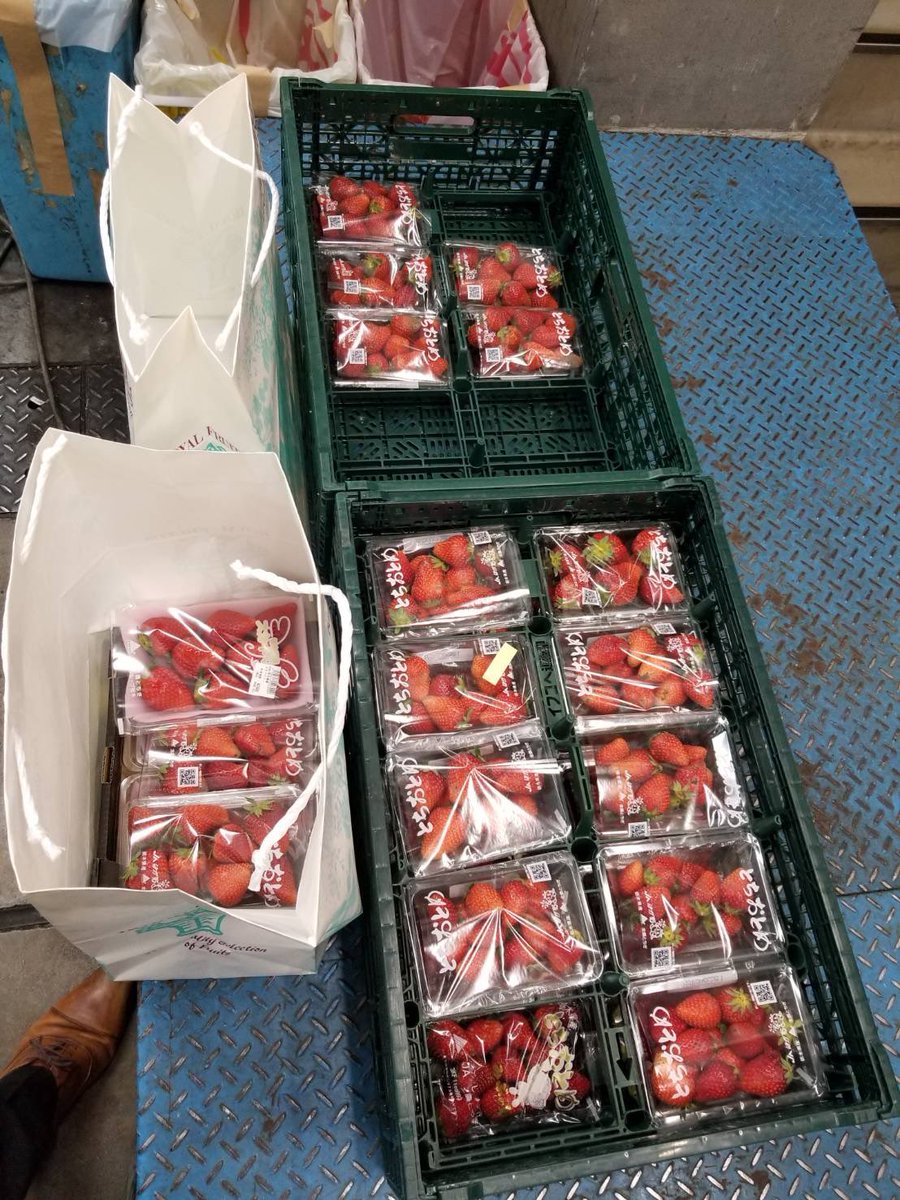 yuuuhey_lazyboy's tweet photo. せっかく厳しい規格をクリアした
野菜や果物たちでさえ
傷があると
"見栄えが大事"なスーパーでは、
並べてもらえない…味は美味しいのに。
そうなると、
農家→JA→市場→問屋→スーパー→回収業社→市場
となり、戻ってくる。

1日ですごい量が捨てられてる🥲

#ロス野菜
#規格外野菜
#lazystyle https://t.co/z8goZV6CLH
