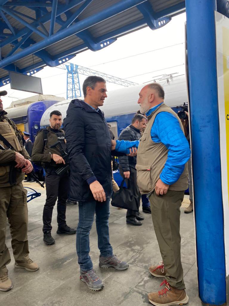 chefjoseandres's tweet photo. Importantísimo el apoyo del Presidente @sanchezcastejon y de España entera al pueblo @Ukraine y al Presidente @ZelenskyyUa en su lucha por la libertad y la democracia….Todas las democracias del mundo deben apoyar a Ucrania…#UcraniaLibre https://t.co/ncMqBqEqdV
