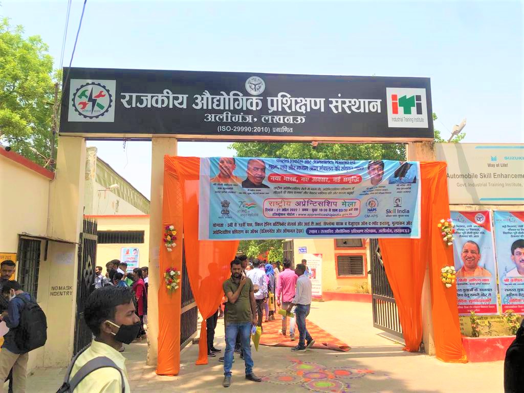 Inauguration of #ApprenticeshipMelaUP2022 at Aliganj Lucknow by the government dignitaries. The Mela aims to bridge the skill gap and provide the right apprenticeship opportunities to the aspirants trained at Industrial Training Institutes located across U.P #RojgarMela2022 #ITI
