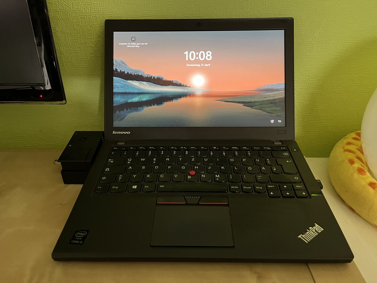 patrickdoern's tweet photo. This is my daughter's Thinkpad X240 with HD display. The display already has a few visible keystrokes, but that is not noticeable in use. I bought it cheap at #luxnote for homeschooling. #thinkpadthursday #ThinkPad https://t.co/t06NgZguBq