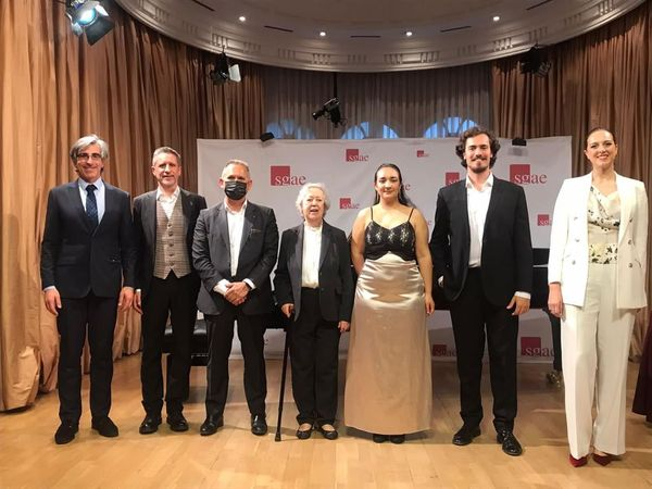 CamerataASoler's tweet photo. #SGAE Distintos momentos del emotivo encuentro en la SGAE para la presentación del libro "El compositor Rafael Rodríguez Albert: vocación, compromiso y voluntad" de Beatriz Rodríguez. 19 de abril
Intervino nuestro director Gustavo Sánchez.
#RodriguezAlbert #compositoresespañoles https://t.co/ULsiIE1mpQ