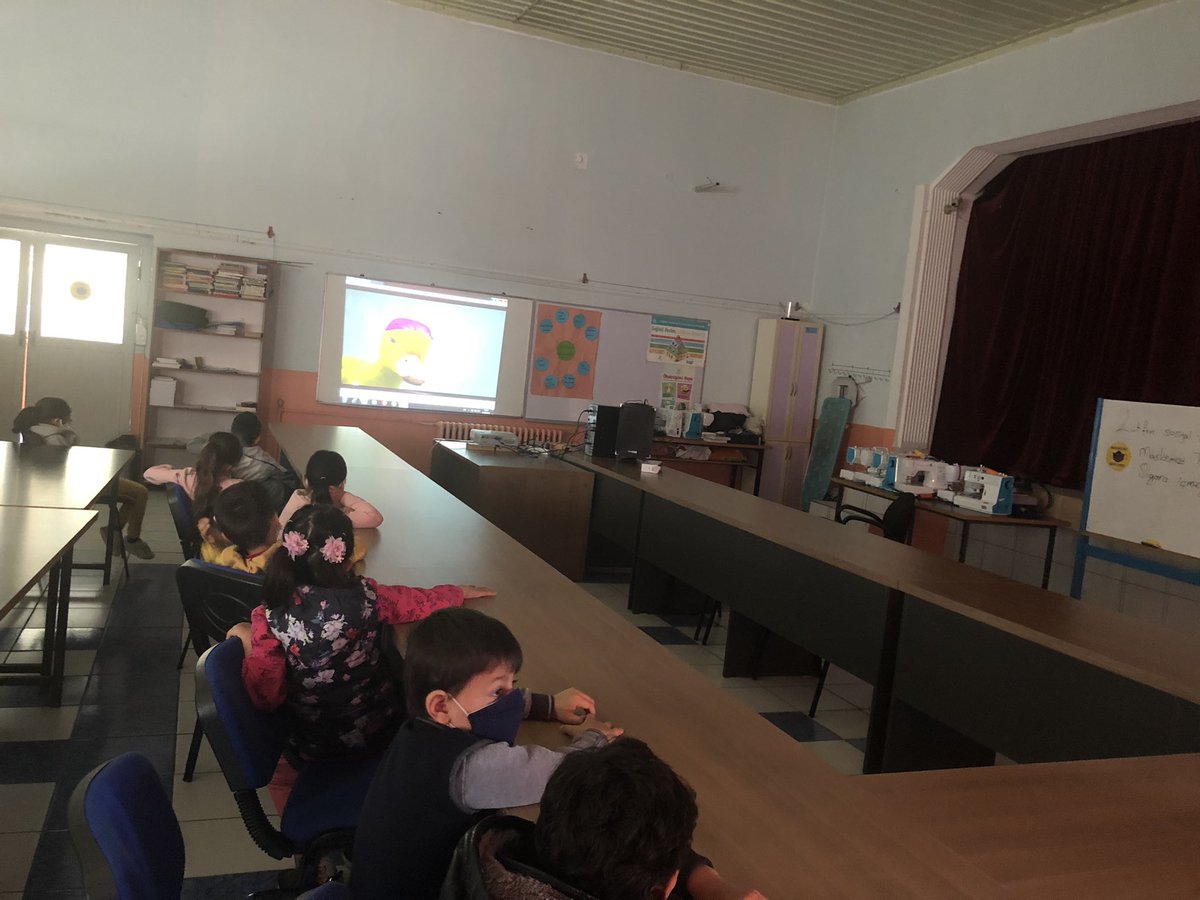 HalkKeciborlu's tweet photo. Kütüphanede film saati etkinliğimiz…Bugün 19 Mayıs İlkokulu öğrencileri ile Kral Şakir Filmini izledik.
#kütüphanedehayatvar
@TCKulturTurizm 
@KTBKYGM 
@OdabasAli 
@KeciborluKymkm https://t.co/N89SJAXERx