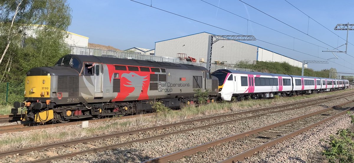 Richphillips50's tweet image. 37510 with top driver @Andym13 flailing at the helm 👋👍🏼 thanks for tones 😉- leads 720603 to East Ham- video to follow #class37 #growler #class720