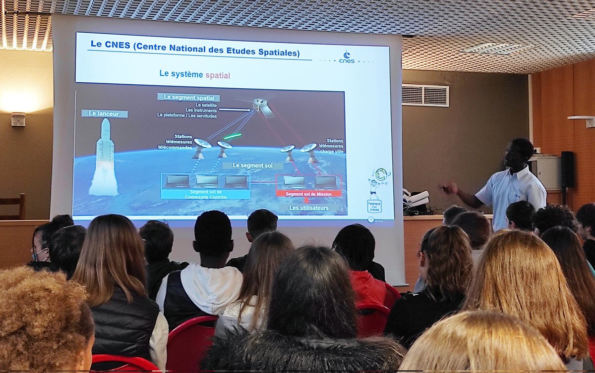 M. Alasa, ingénieur au CNES, parle des métiers du spatial aux 4e du <a href="/CarnotAuch/">College Carnot</a>, dans le cadre de l'opération "l'espace c'est classe".