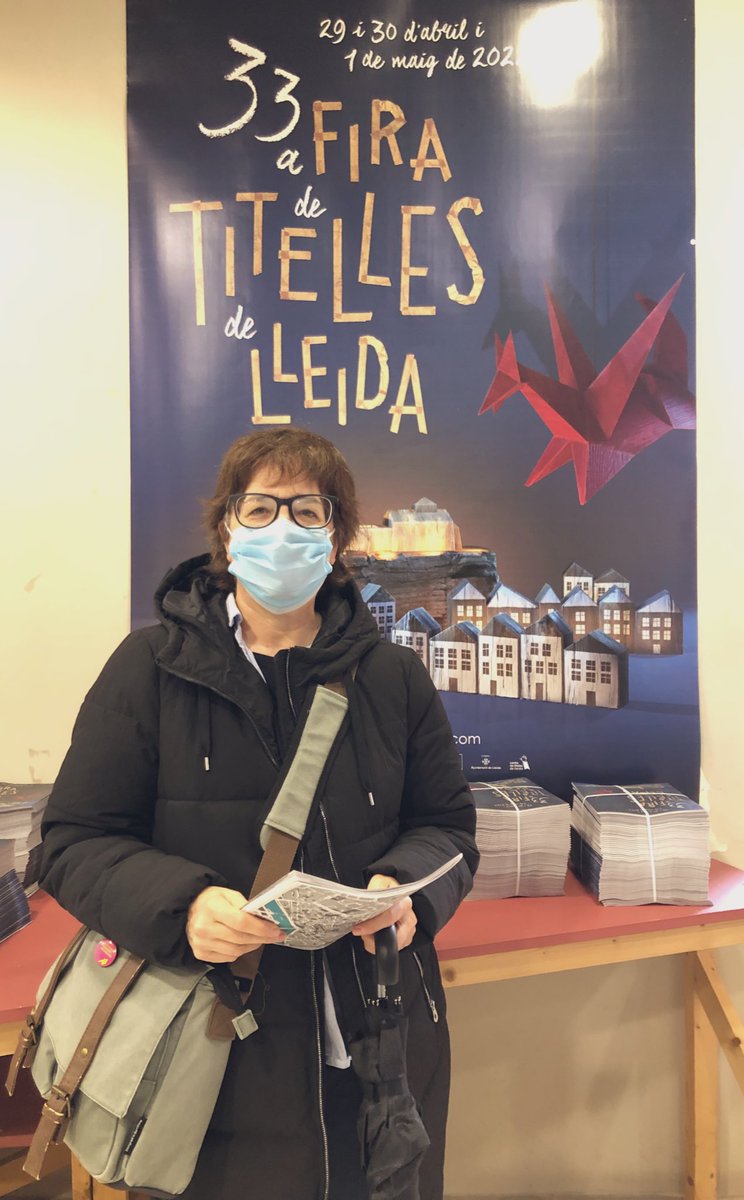 firatitelles's tweet photo. Puntualíssima la primera espectadora de la #firatitelles2022 ha vingut a cercar les seves entrades.
Aquest és el link per la compra online:
https://t.co/tX7deBtw0c https://t.co/SbUOvQDUl4