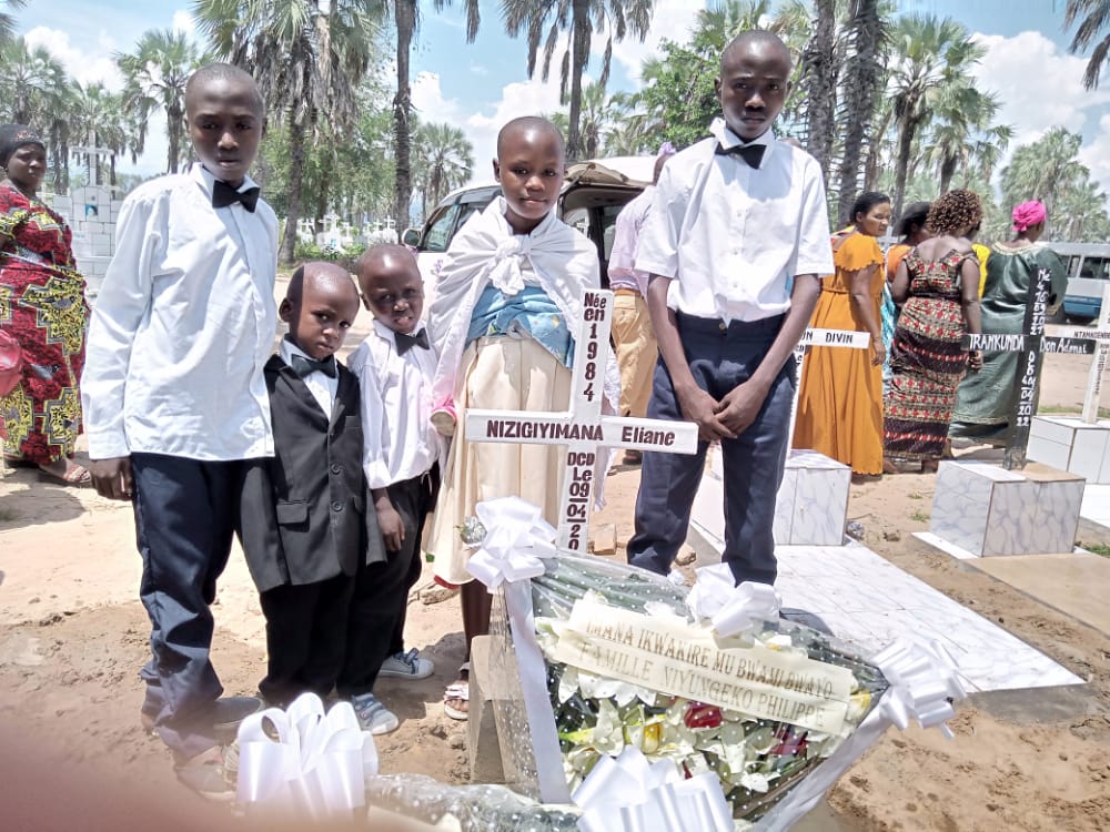 nyaburungapost's tweet photo. 🔴Barabatabariza: Ni abana  6 baherutse kubura umuvyeyi bari basigaranye. Bavuye ku maziko basanze aho baribapanze bugaye kuko  maman wabo yitavye Imana aheranye amezi atanu.

😓 Ubu bararondererwa irero canke umugiraneza yobatunga.

Inkuru yose:https://t.co/CXgpsXMfDF
 #Burundi https://t.co/pIbws6BrxE