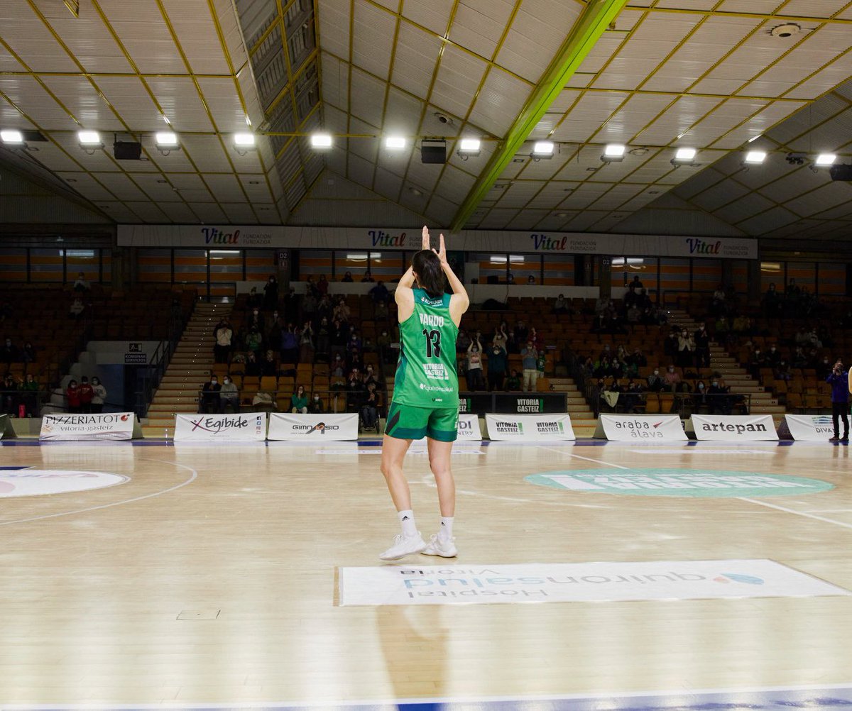 Laura Pardo sobre compaginar trabajo y baloncesto:

“Gastaba días de vacaciones para viajar. Comía en el coche. Era duro. 

No cambiaría ni una hora de sueño por todo lo que me ha dado el baloncesto.”

Ojalá las jugadoras profesionales no tengan que pasar por esto en el futuro🤞🏻