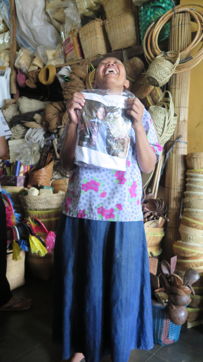 2020, just before lockdown. We took photos of women workers in the market in Jogjakarta, then gave them framed copies and t-shirts with the images back to them. They were quite chuffed, as you can see. #Friction30