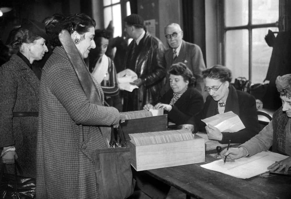 yannickhoppe's tweet photo. 🗳 Il y a #78ans, le #21avril 1944, le droit de vote et d’éligibilité était accordé aux #femmes par une ordonnance du Gouvernement Provisoire de la République 🇫🇷. Après plusieurs siècles de combats pour défendre leurs #droits, les femmes votent pour la 1ère fois le 29 avril 1945. https://t.co/7baSeNKfjh
