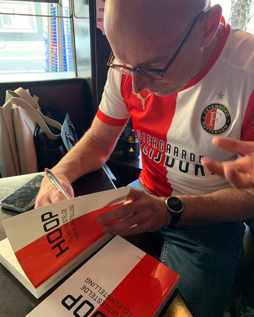 KootJeroen's tweet photo. Wat een geweldige middag zeg. Veel oude en nieuwe bekenden. Trots dat een uitgever al mij hersenspinsels tot een boek heeft durven maken. Eerste exemplaar uit mogen reiken aan mijn jeugdheld Mario. Boek bestellen kan hier https://t.co/WiHNr7Wxp4

#Feyenoord #Rotterdam #kuip https://t.co/6U8CISQdwO