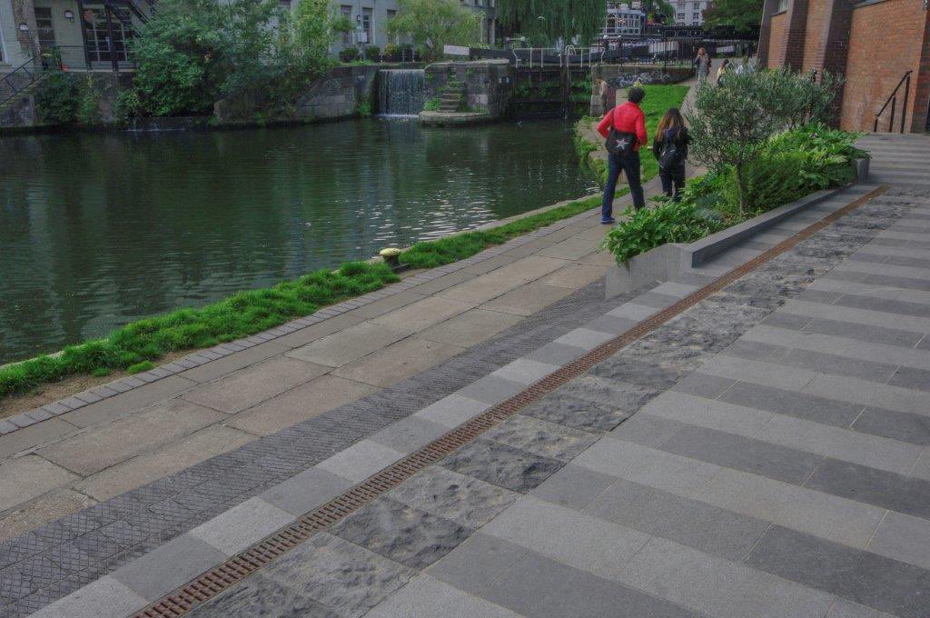 Hardscape_ENG's tweet photo. 𝘾𝙖𝙢𝙙𝙚𝙣 𝙇𝙤𝙘𝙠 𝙑𝙞𝙡𝙡𝙖𝙜𝙚
#London
As part of the ongoing regeneration of London’s vibrant Camden Town 🤩
#granitepaving #sawn #cropped #artscape #steps #tactiles #kerbs #cladding
@CamdenCouncil
@fabriklandscape
@MaceGroup
#rochfordconstruction https://t.co/BROwApsrsF