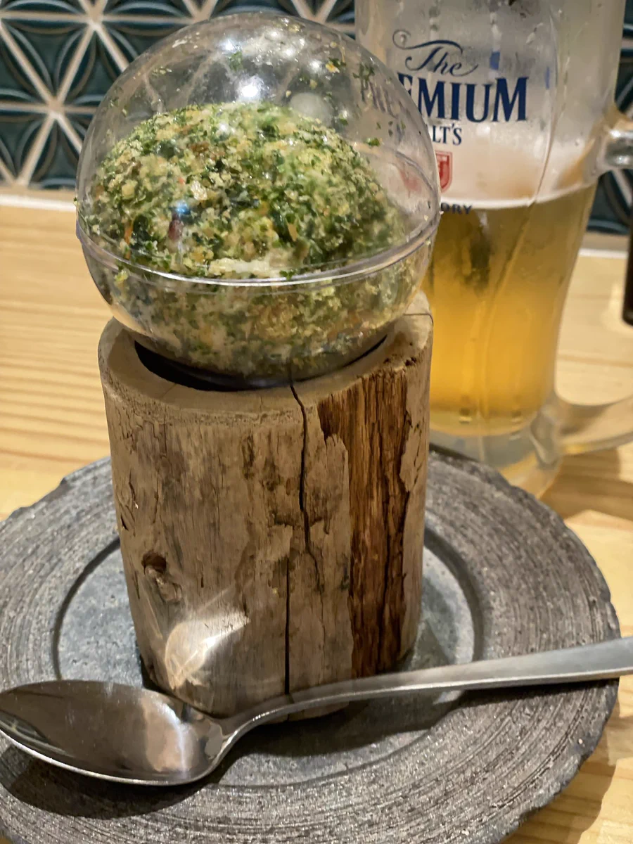 食べ方不明。ポテトサラダを頼んだら謎のガチャみたいなのが出てきた。