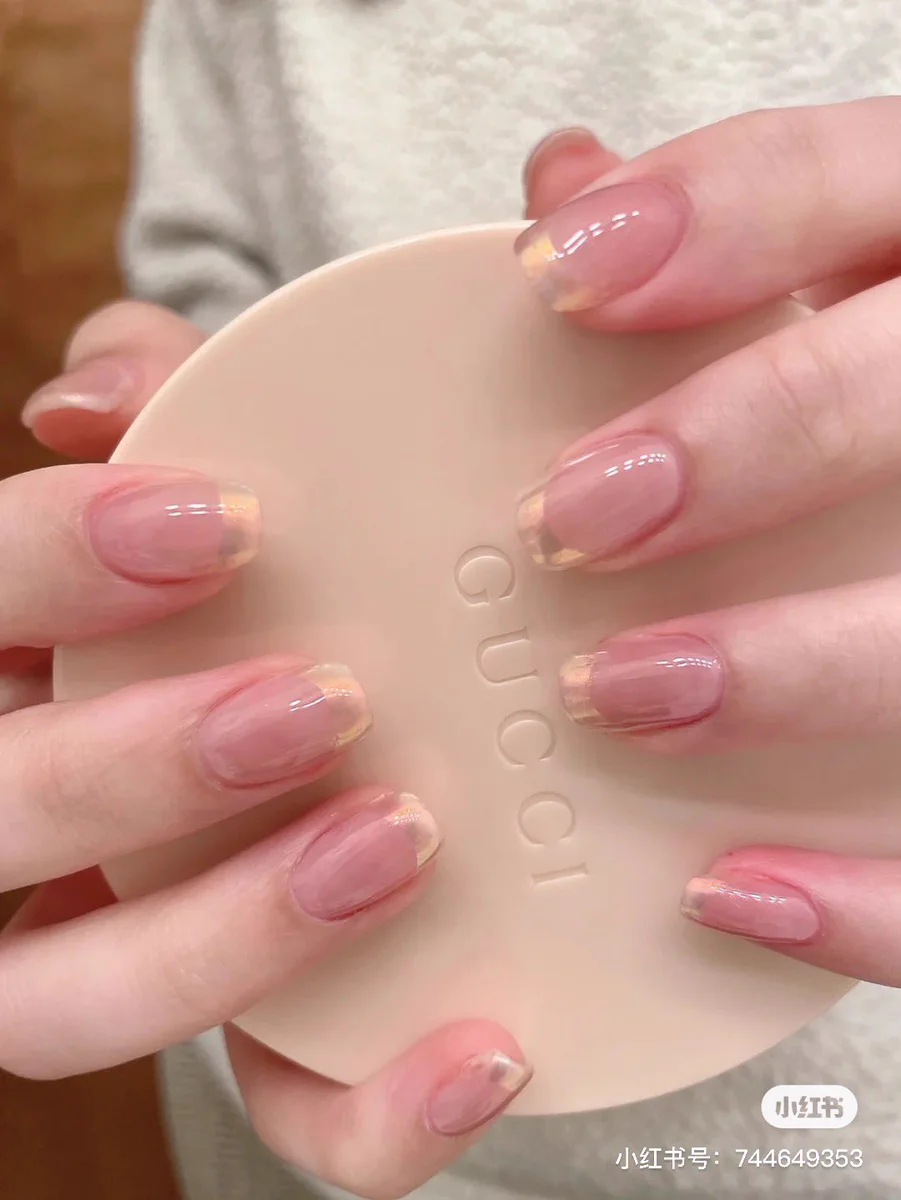 今バズってるネイルはこれ！「オーロラフレンチ」がかわいすぎる♡