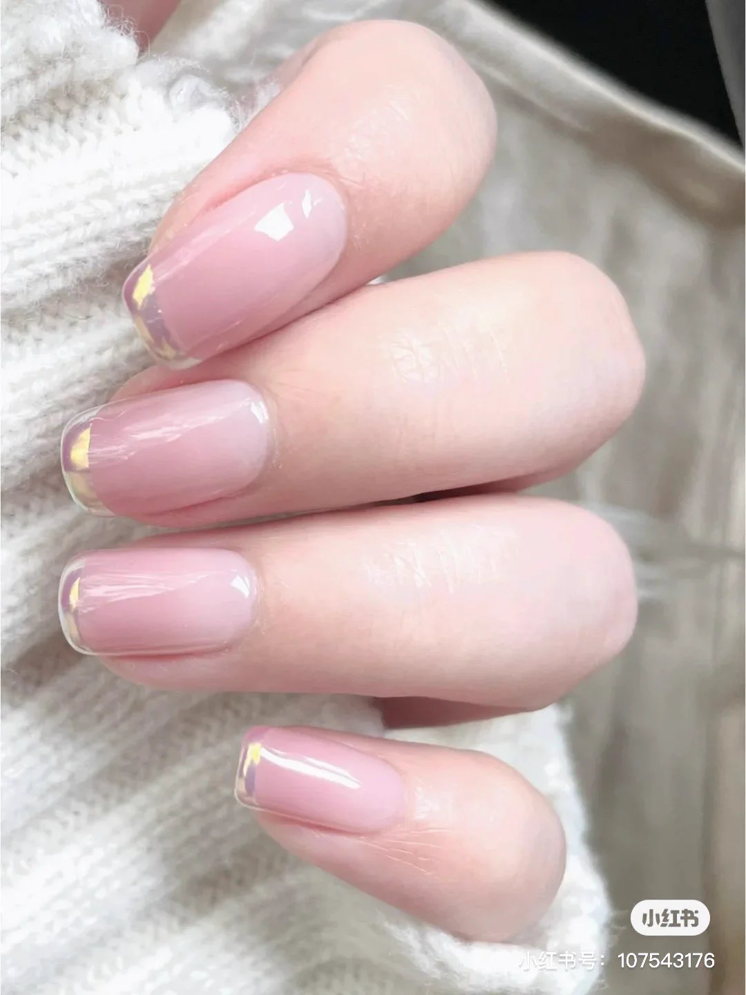 今バズってるネイルはこれ！「オーロラフレンチ」がかわいすぎる♡