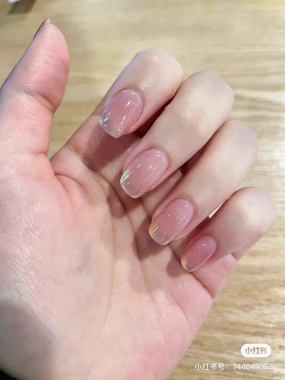 今バズってるネイルはこれ！「オーロラフレンチ」がかわいすぎる♡