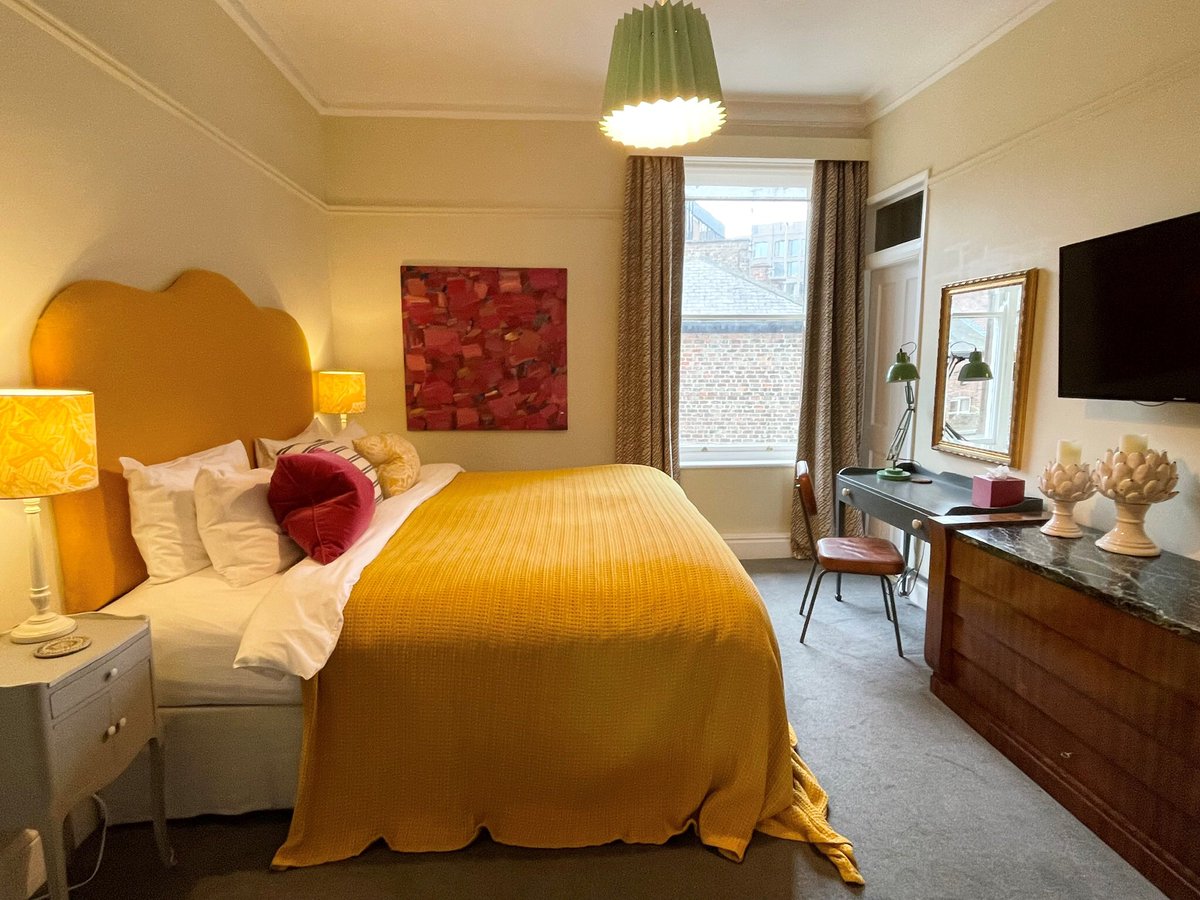 stayparisi's tweet photo. Fancy a break for the bank holiday weekend? Due to a last min cancellation we’re free Fri 29th April-Tues 3rd May. Sleeps up to 8 in 4 en-suite bedrooms, with garden, outdoor bath, barbecue, parking for up to 3 cars all slap bang in the centre of York #ukholiday #staycationuk https://t.co/KzsRZ2HXUW