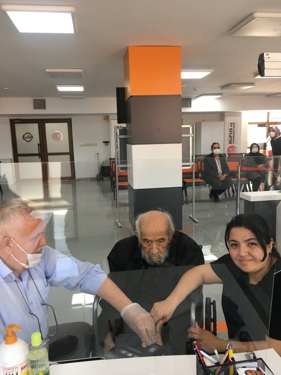 Kastamonu Merkez İlçe Nüfus Müdürlüğümüzde 93 yaşındaki Ahmet Dedemizin parmak izlerini alırken incitmek istemedik.Ahmet Dedemizin parmak  izlerini 2 personelimiz  başarılı bir şekilde almıştır. @ Sefikaygol @Bülent Cömert