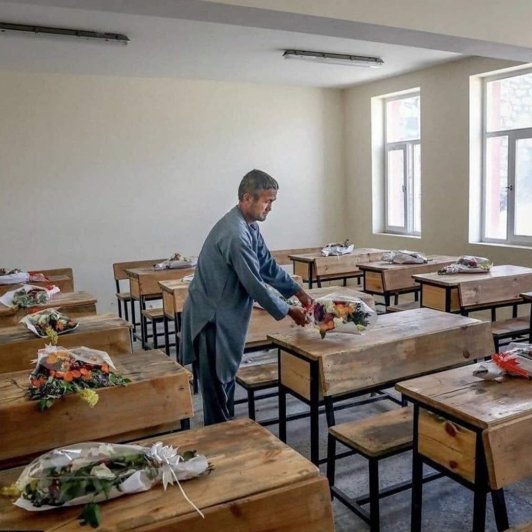 Da wo die Blumen sind, müssten Schülerinnen sitzen. Aber die ganze Klasse wurde in den Anschlägen von vor 2 Tagen getötet. Wir nehmen kaum Notiz, aber die Menschen in #Afghanistan sind müde &amp; gebrochen, dort kann niemand einfach wegsehen.#AfghanistanWeSeeYou
Quelle: <a href="/NehanNargis/">Nargis Nehan</a>