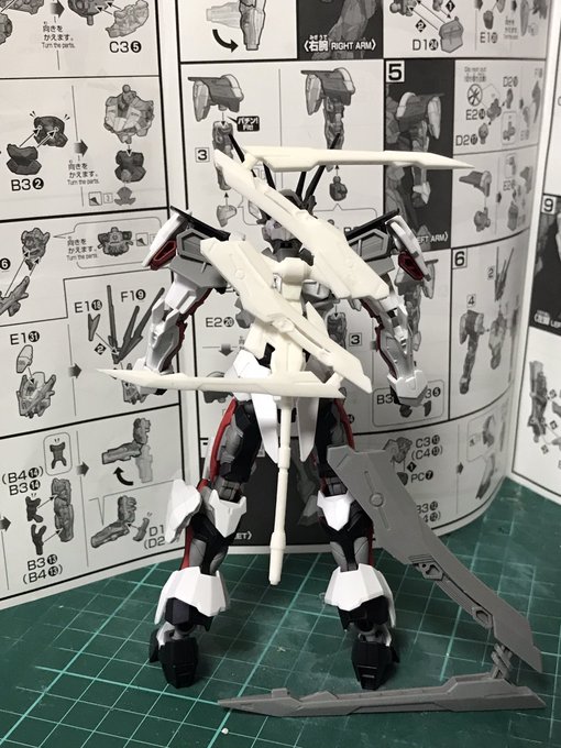 ロードアストレイZ用の背負いもの作りましたわよ
だいたい70%縮小サイズくらいですね
ウフフ 